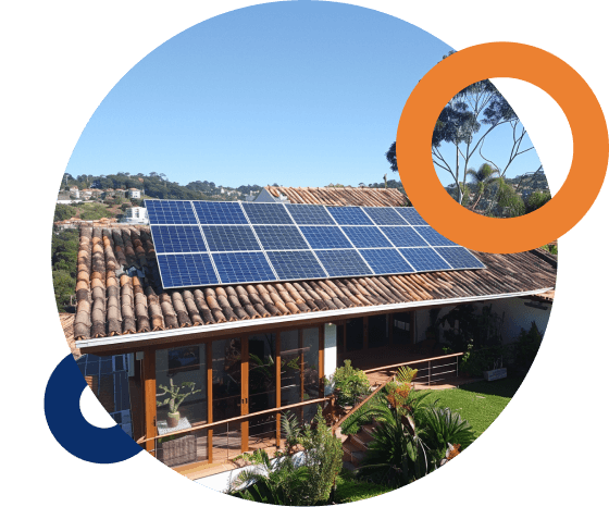Uma casa em ambiente urbano com placas solares no telhado